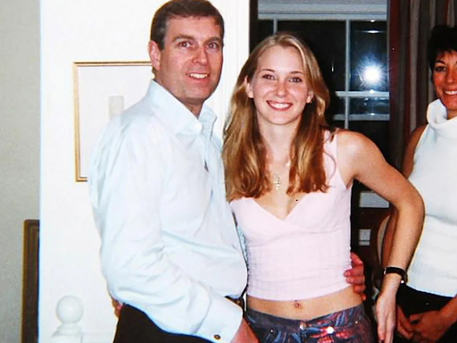 फोटो में प्रिंस एंड्रयू हैं, जिनका हाथ 17 वर्षीय वर्जीनिया गिफ्रे की कमर पर है। सबसे दाएं एपस्टीन की प्रेमिका घिसलैन मैक्सवेल है। फोटो 10 मार्च 2001 को लंदन में मैक्सवेल के घर पर ली गई थी।