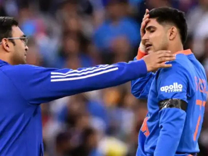 गिल के हेलमेट पर बॉल लगने के बाद फिजियो जांच करते हुए।