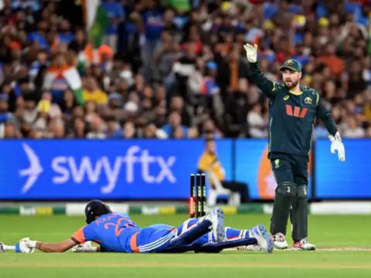 अक्षर पटेल 12 बॉल पर 7 रन बनाकर आउट हुए।