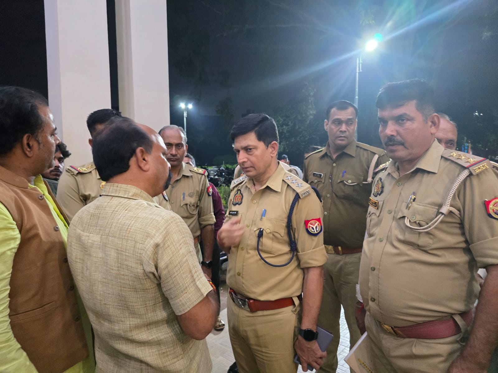 सूचना पर पहुंची पुलिस ने मामले की जांच की है। शहर के बड़े अधिकारी भी पहुंचे थे।