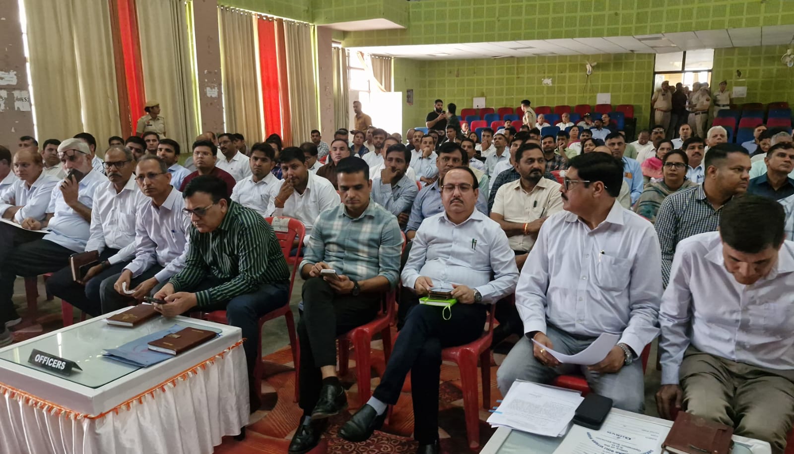 नारनौल में जन परिवेदना समिति की बैठक में मौजूद अधिकारी व लोग