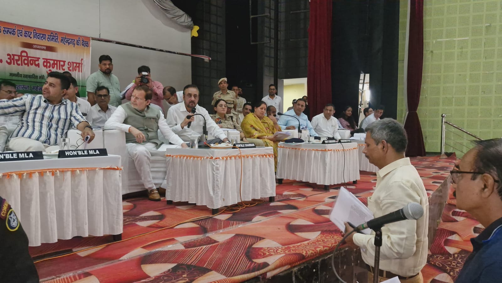 नारनौल में शिकायत सुनते हुए मंत्री अरविंद शर्मा।