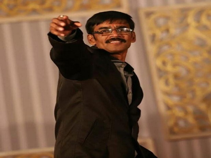 परिजनों ने आरोपी टीचर चन्द्रशेखर कुमावत के साथ स्कूल में जोरदार मारपीट कर दी। टीचर के पैर में गंभीर चोट लगने से उसे तुरंत एमबी हॉस्पिटल भर्ती कराया गया।