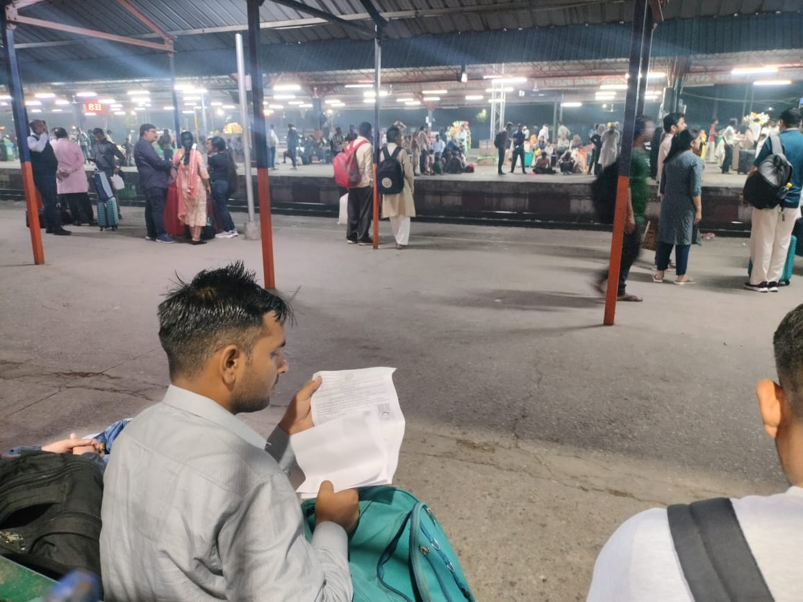 रात के समय स्टेशन पर पढ़ता परीक्षार्थी