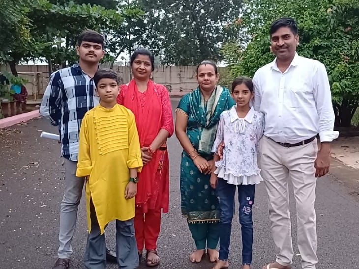 दीक्षिता और कर्तव्य का परिवार नवा रायपुर में है। उन्होंने पीएम मोदी से मुलाकात की।