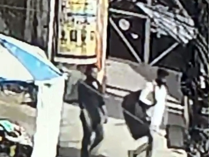 लूट के बाद भेष बदलकर निकलते लुटेरे। (फाइल शॉर्ट)