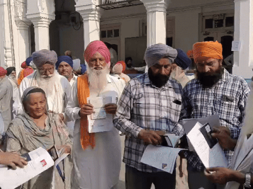 एसजीपीसी कार्यालय पासपोर्ट लेने पहुंची संगत।