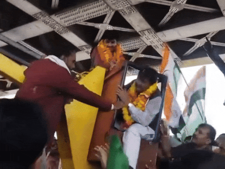 सांसद ने ऑपरेटर को खींचा, गाल पर थप्पड़ मार दिया।