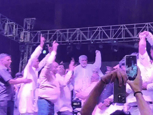 डांस करते हुए लोहारू के विधायक राजबीर फरटिया ( जिन्हें लोगों ने गोद में उठाया हुआ है)