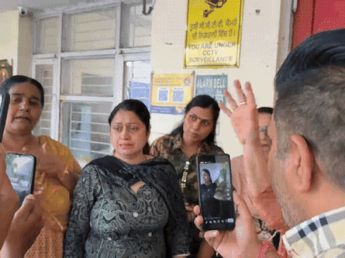 महिलाओं ने किया हंगामा, न्याय की मांग।