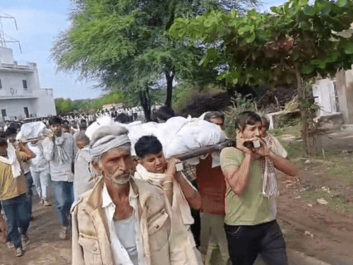 अंतिम यात्रा में बड़ी संख्या में लोग शामिल हुए।