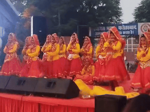 फतेहाबाद में रन फॉर यूनिटी से पहले डांस करतीं छात्राएं।