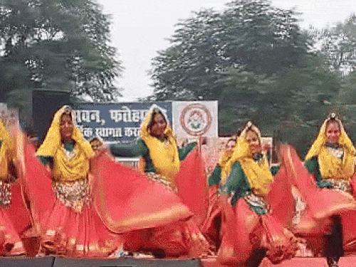 फतेहाबाद में सांस्कृतिक प्रस्तु़ति देतीं छात्राएं।