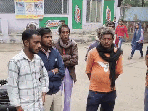 घटना की सूचना के बाद परिजन और ग्रामीण हॉस्पिटल पहुंचे।