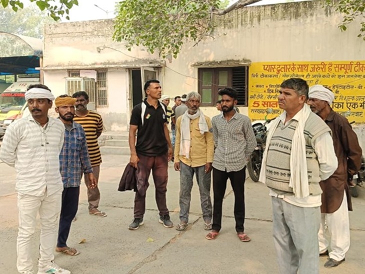 भिवानी के नागरिक अस्पताल में पहुंचे मृतक गांव पुर निवासी अजीत के परिजन