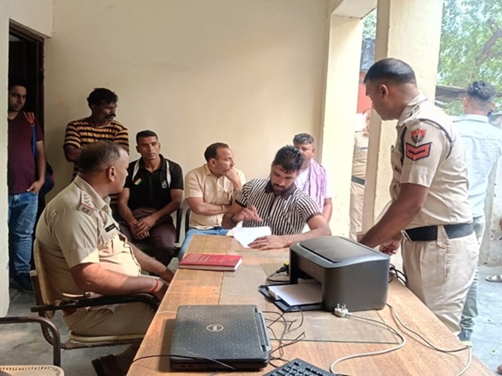 भिवानी के नागरिक अस्पताल में पहुंची पुलिस परिजनों के बयान दर्ज करते हुए