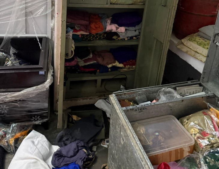 चोरों ने वारदात के दौरान घर का कोना- कोना खंगाला और फिर कीमती सामान और कैश ले गए।