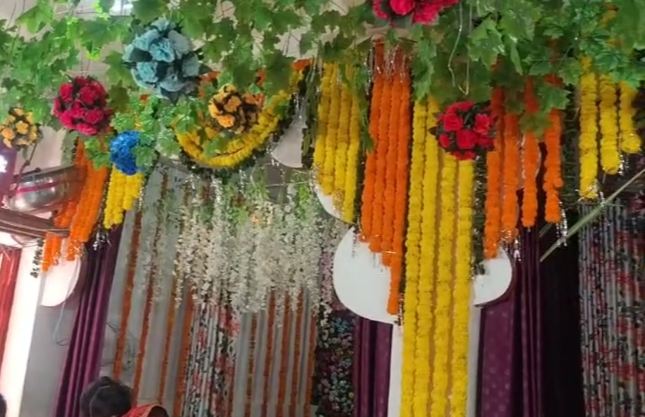 मंदिर को आकर्षक फूलों से सजाया गया है।