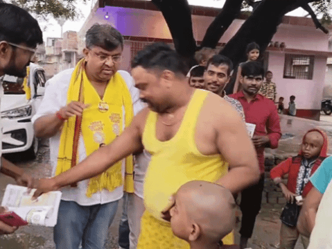 ग्रामीणों से डॉक्टर विजय गुप्ता ने मांगा समर्थन।