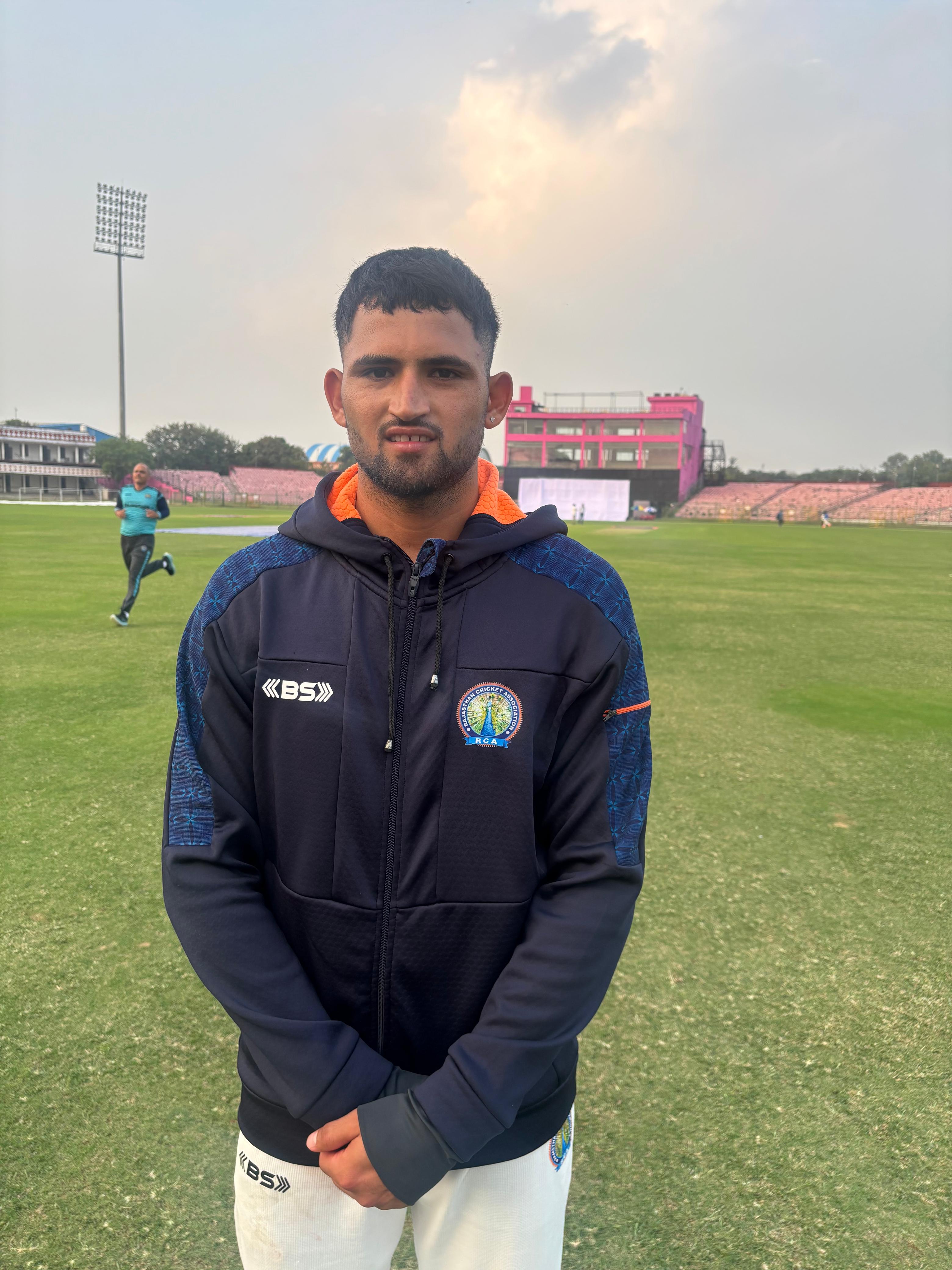 अशोक शर्मा ने शानदार बॉलिंग करते हुए मुंबई के 3 बैट्समैन को पवेलियन पहुंचाया।