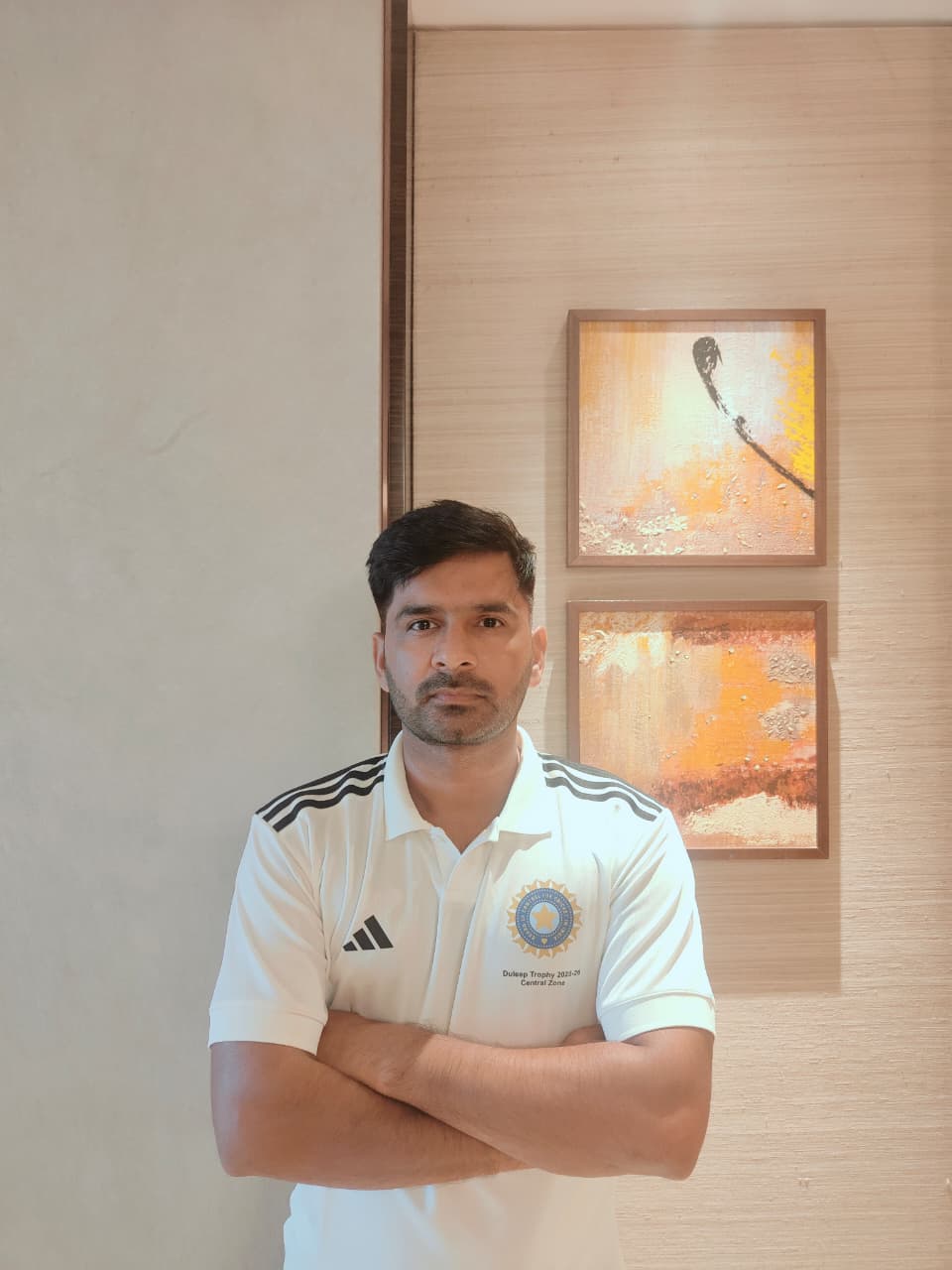 अजय सिंह ने शानदार प्रदर्शन करते हुए मुंबई के बल्लेबाजों को काफी परेशान किया। उन्होंने पहले दिन 4 विकेट हासिल किए।