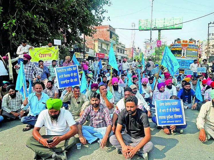 Punbus Punjab Roadways, Punbus employees hold protest march | पंजाब रोडवेज ...