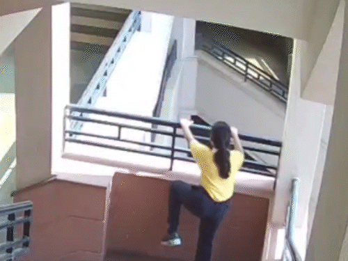 सीसीटीवी फुटेज में कुछ इस तरह से लड़की नीरजा मोदी स्कूल की रेलिंग पर चढ़ती नजर आ रही है।