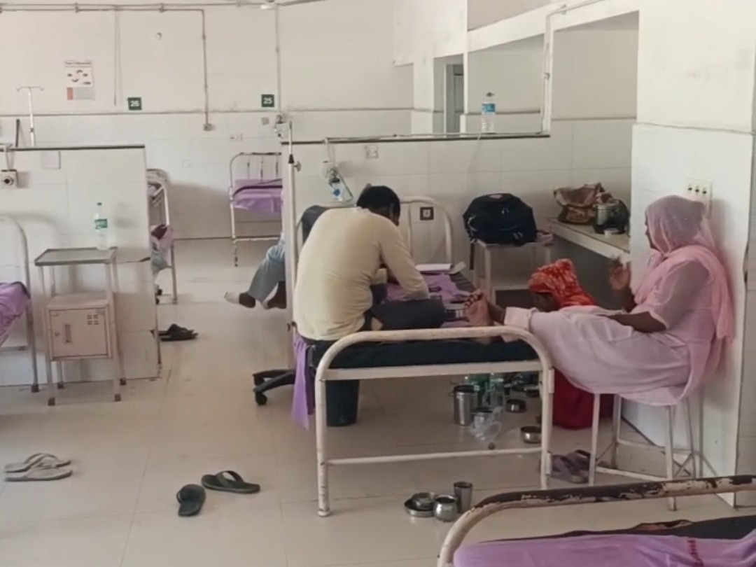 अस्पताल में चलता पीड़ितों का इलाज।