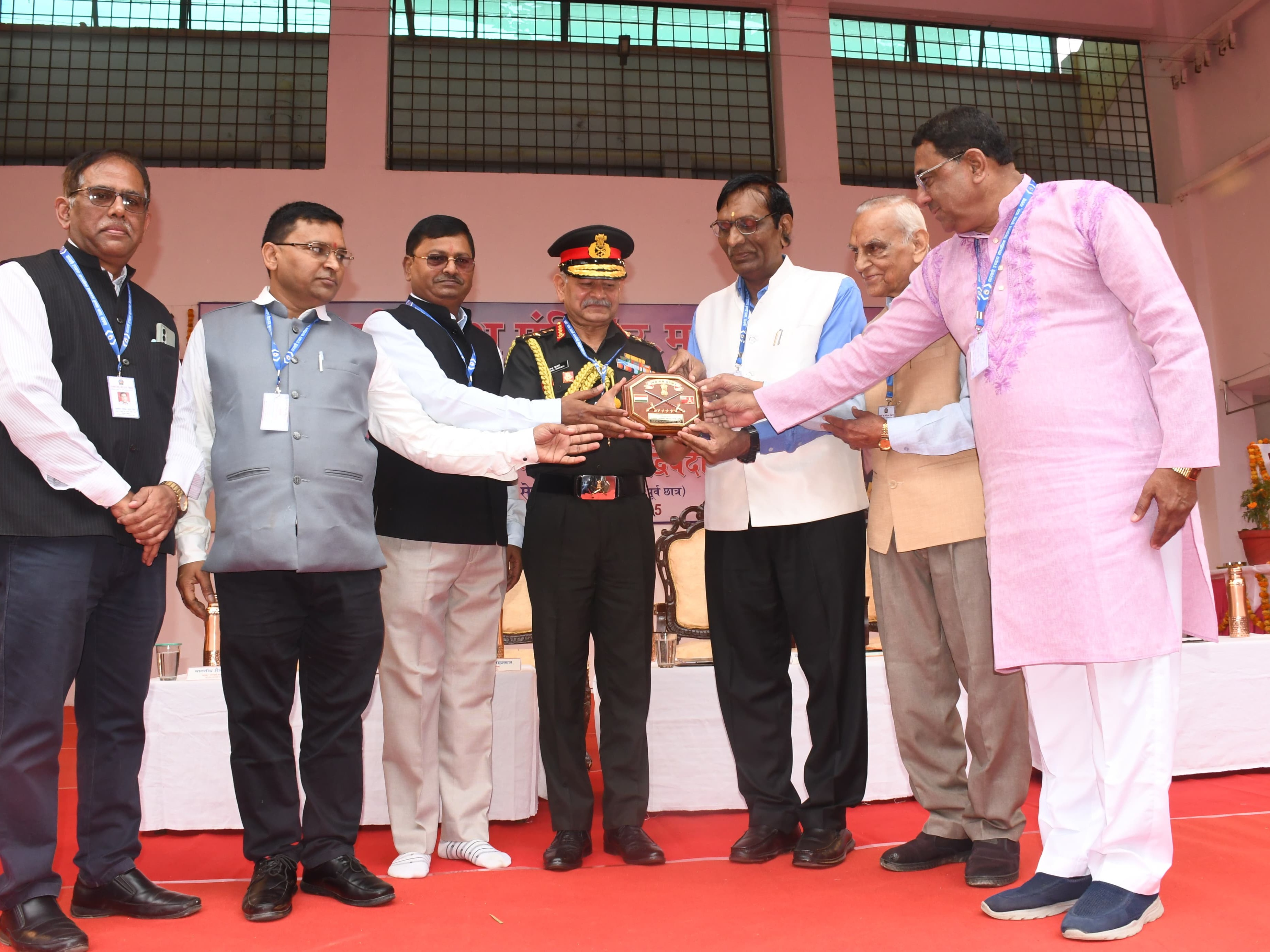 सरस्वती हायर सेकेंडरी स्कूल में थल सेना प्रमुख का स्वागत किया गया।