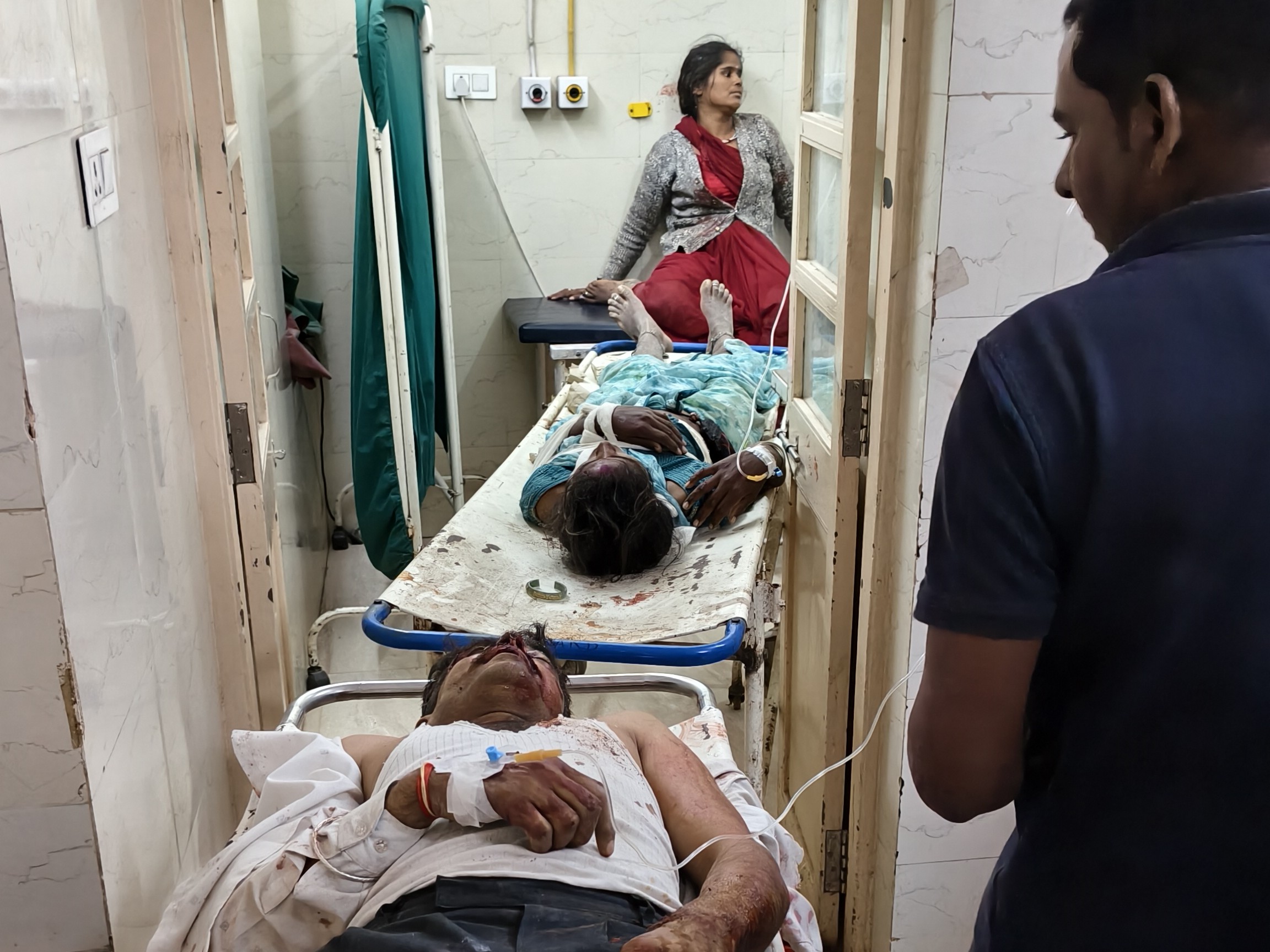 हादसे में दो लोगों की मौके पर ही मौत हो गई, जबकि एक ने रेफर के दौरान रास्ते में दम तोड़ दिया।