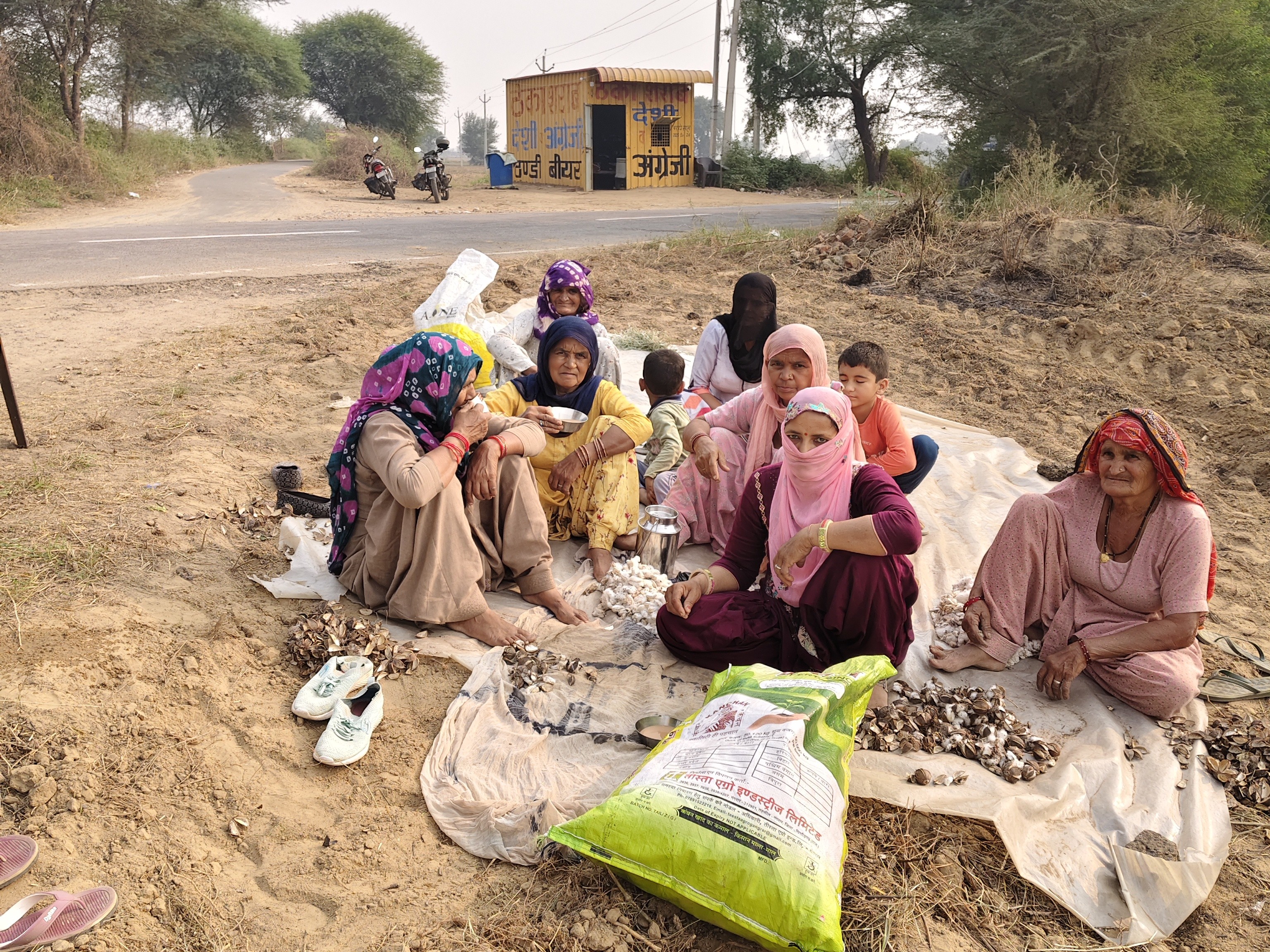 हिसार में महिलाओं ने चलाया हस्ताक्षर अभियान:  शराब ठेके के विरोध में धरना, बोलीं- डीसी को सौंपा जाएगा लेटर, संघर्ष रहेगा जारी – Balsamand News