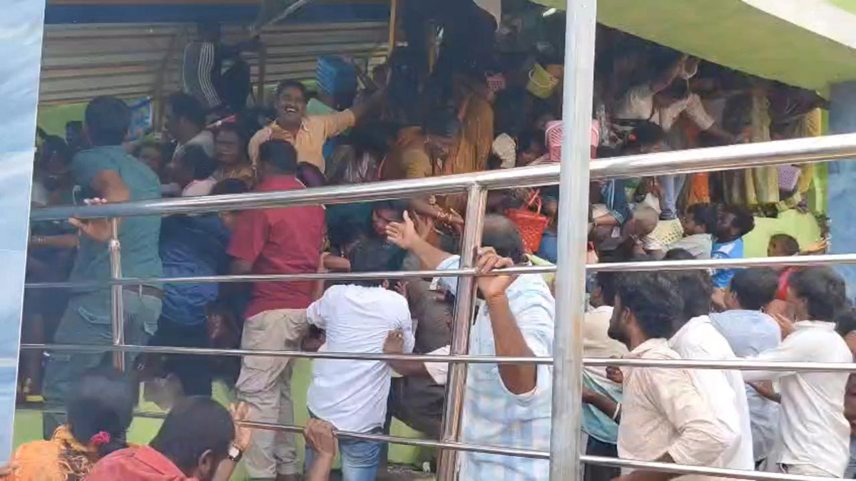 मंदिर में लोग लाइन तोड़कर रेलिंग पार कर जबरन घुस रहे थे।