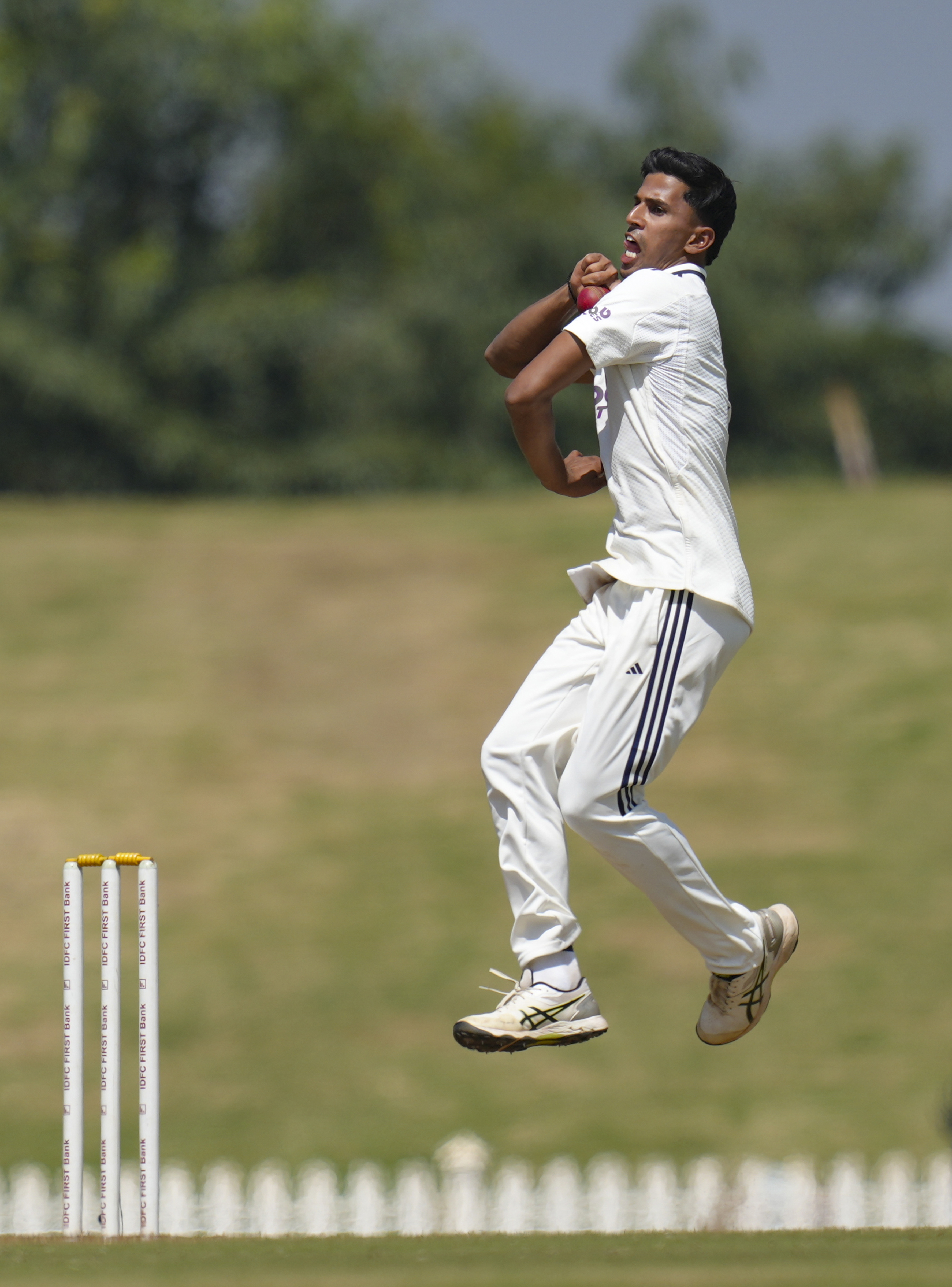 तनुष कोटियान मैच में 8 विकेट ले चुके हैं।