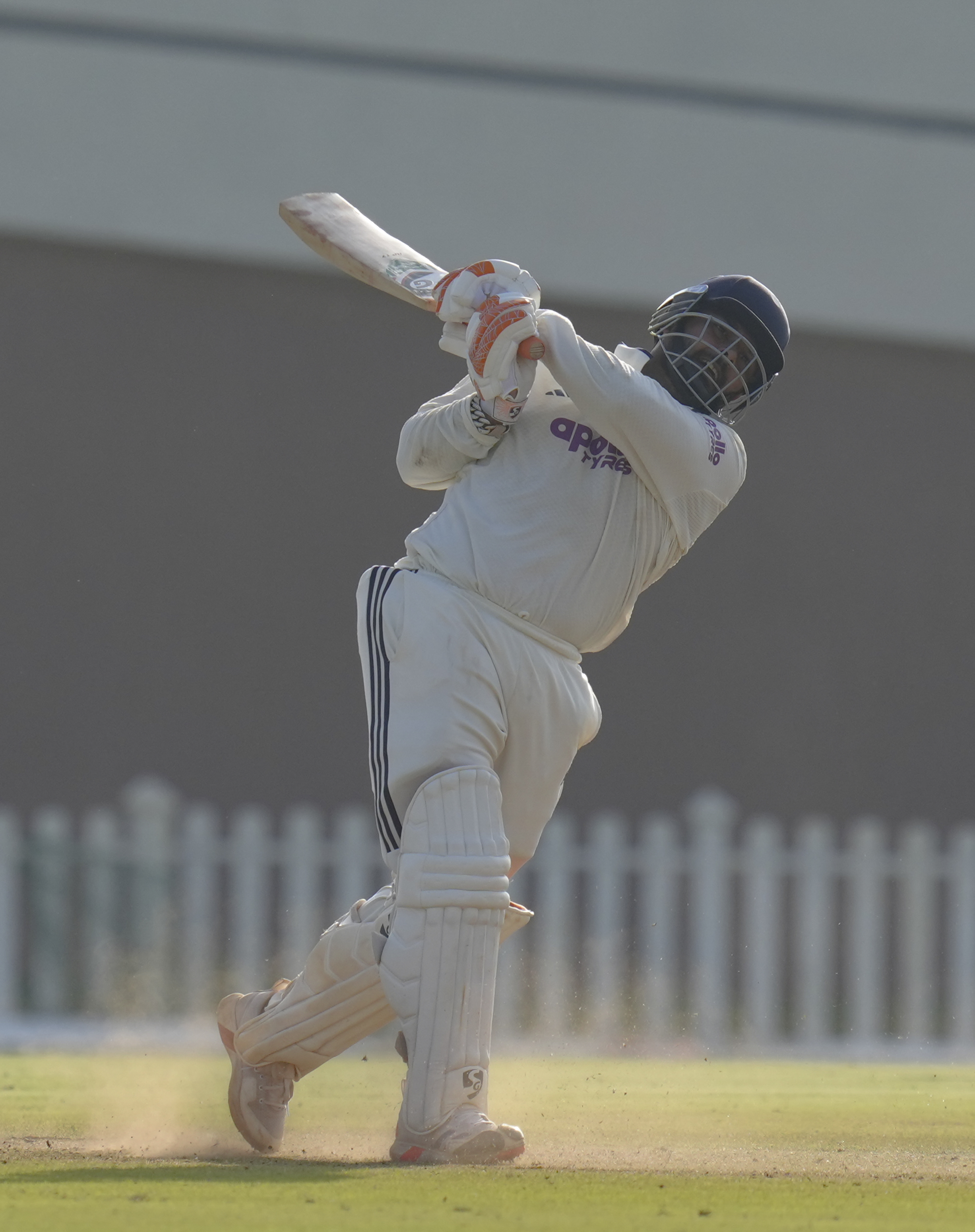 पंत 64 रन बनाकर खेल रहे हैं।