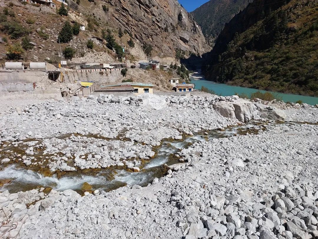 तमंग ताला जो की मलबे में दबा नजर आ रहा है साथ ही इस मलबे के कारण रुकता धौलीगंगा का फ्लो।