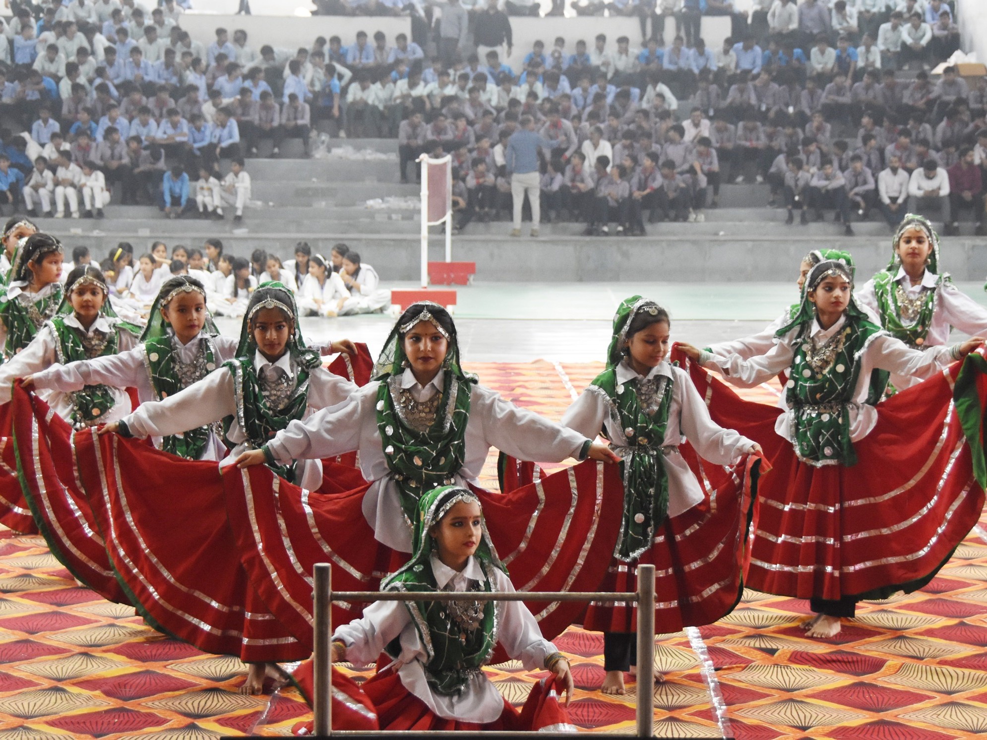 सांस्कृतिक प्रस्तुति देतीं छात्राएं।