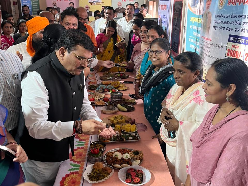 कार्यक्रम के दौरान जनप्रतिनिधि और अफसर काउंटर पर पहुंचे और निरीक्षण किया।