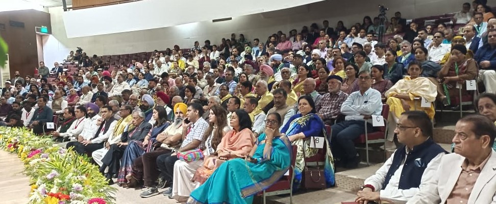 पंजाब यूनिवर्सिटी में एलुमनी मीट के दौरान गणमान्य।