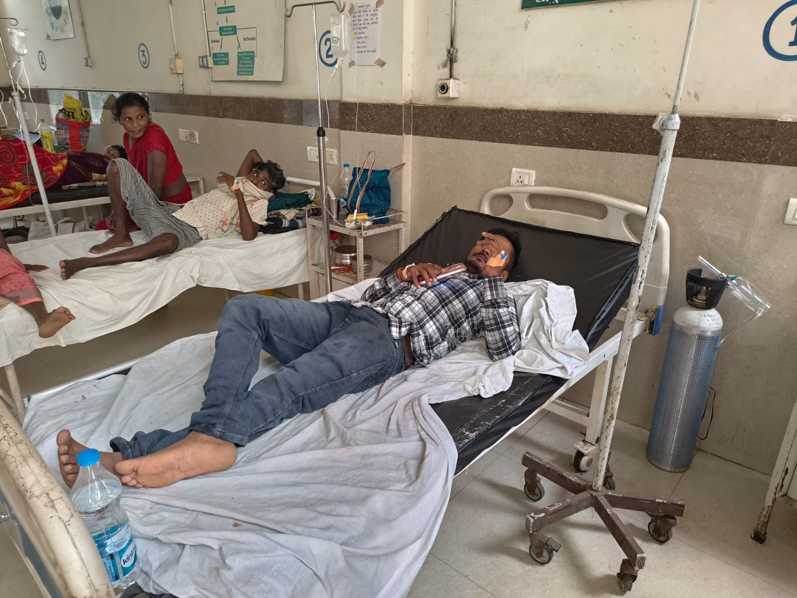 घायलों का अस्पताल में इलाज जारी है।