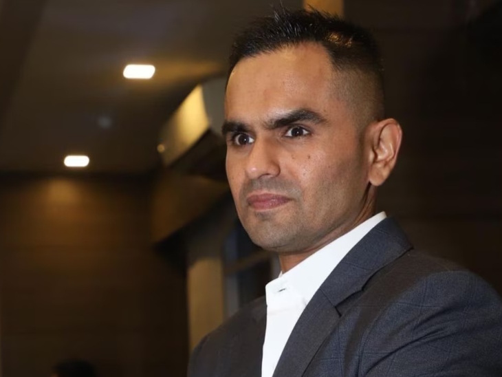 समीर वानखेड़े 2008 बैच के भारतीय राजस्व सेवा (IRS) के अधिकारी हैं।