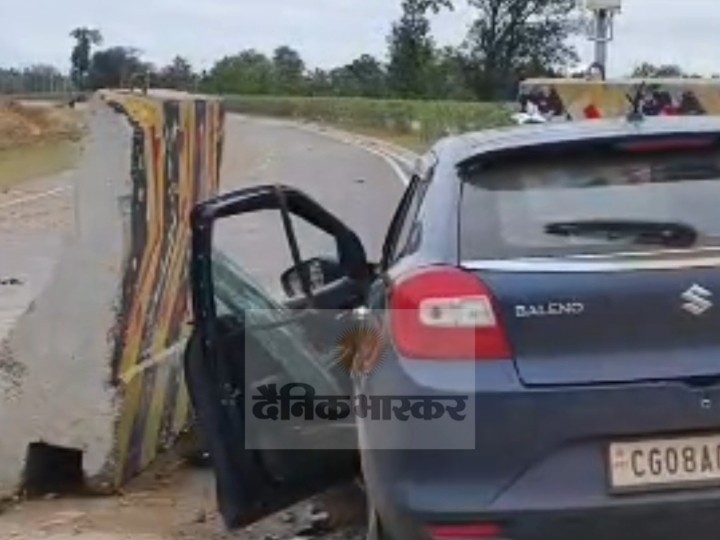 अनियंत्रित होकर कार डिवाइडर से जा टकराई।