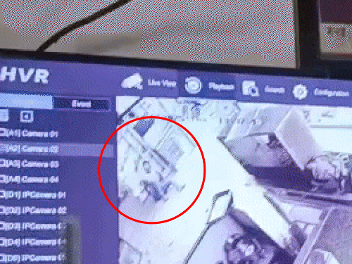 छत से गिरने के बाद भागने का प्रयास करता युवक।