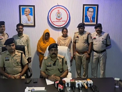 पुलिस ने पति की हत्या मामले में महिला और उसके बॉयफ्रेंड को गिरफ्तार कर लिया है।