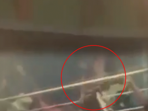 भगदड़ और रेलिंग टूटने के समय का फुटेज।