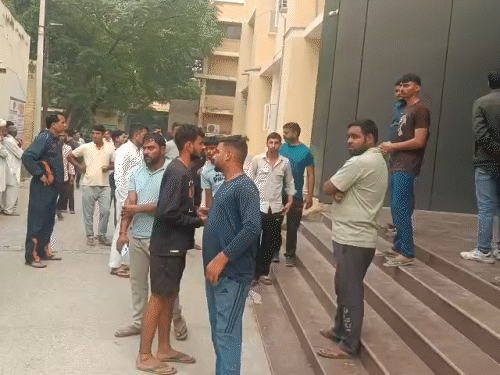 जिला अस्पताल में पोस्टमॉर्टम हाउस के बाहर जमा परिजन।