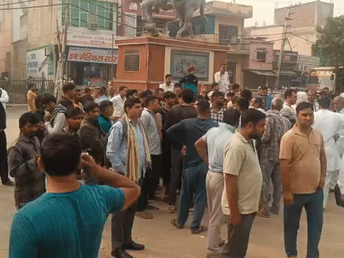 समय पर पोस्टमॉर्टम शुरू न होने पर परिजन नाराज हो गए। पुलिस के खिलाफ रोष जाहिर कर उन्होंने रोड जाम कर दिया।