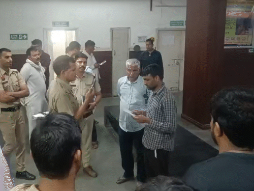 अस्पताल में परिजन के बयान दर्ज करते पुलिसकर्मी।