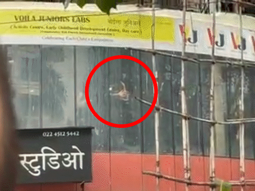 स्टूडियो की पहली मंजिल पर बंधक बनाए गए बच्चे खिड़की से मदद मांगते दिखे थे।