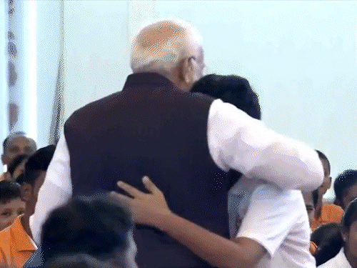 सत्य साईं अस्पताल में हार्ट सर्जरी से ठीक हुए बच्चे को पीएम मोदी ने गले लगाया।