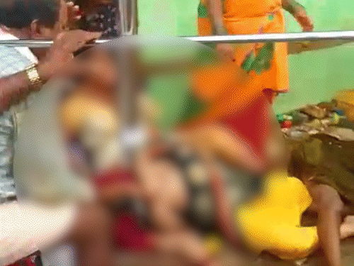 स्थानीय लोग और भक्तों ने घायलों को उठाकर अस्पताल पहुंचाया।